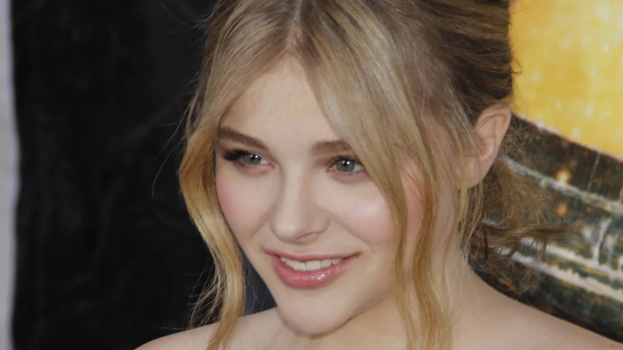 10 Surprising Chloe Grace Moretz facts Cover blog