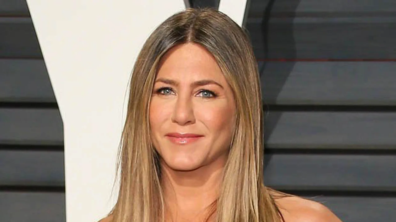 10 Surprising Jennifer Aniston facts Cover blog